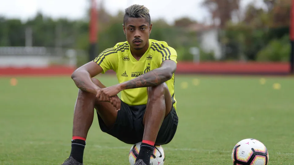 Bruno Henrique e Varela treinam com grupo e aumentam chances de jogo no Fla