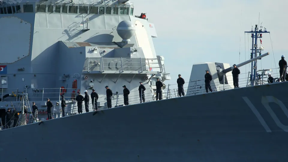 Caças venezuelanos sobrevoam navio americano no Caribe Caças venezuelanos sobrevoam navio americano no Caribe