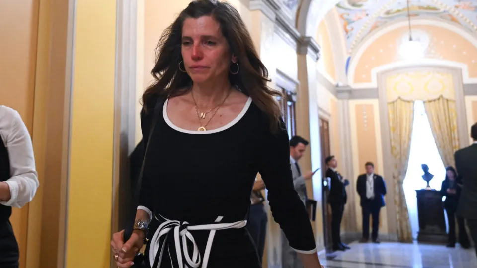 Congressista sai chorando de reunião com vítimas de Epstein: “Pânico”