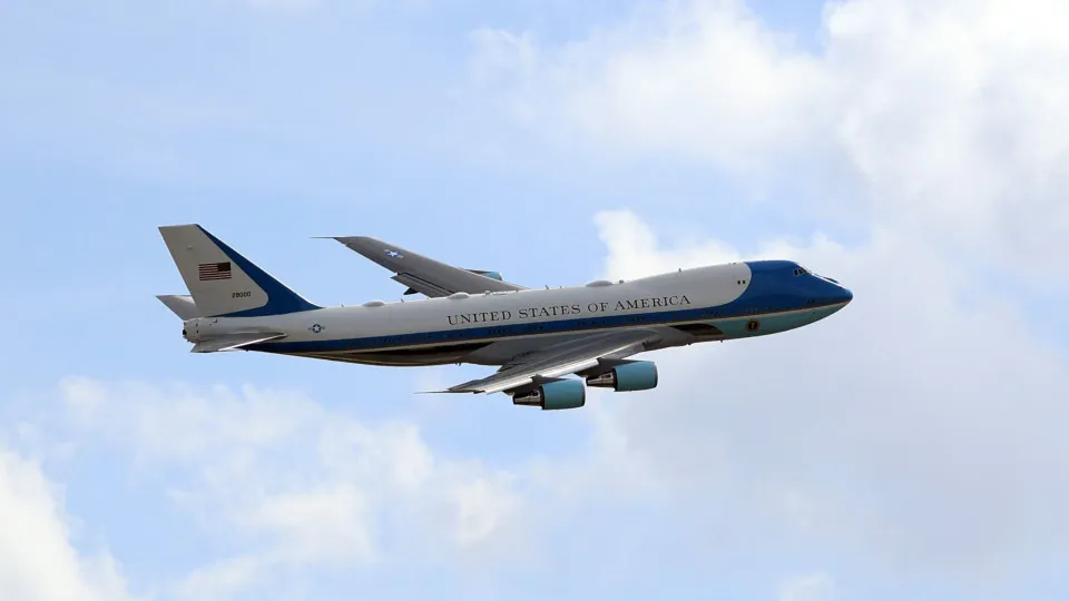 Controle aéreo obriga voo se afastar do Air Force One: “Prestam atenção!”
