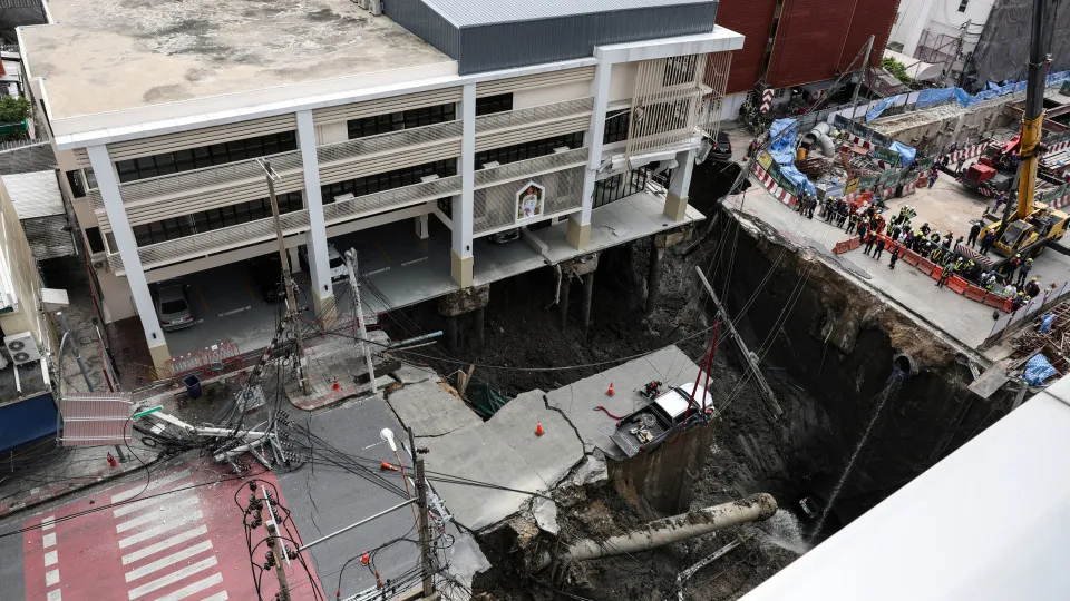 Cratera em rua de Bangkok ‘engole’ carros perto de hospital