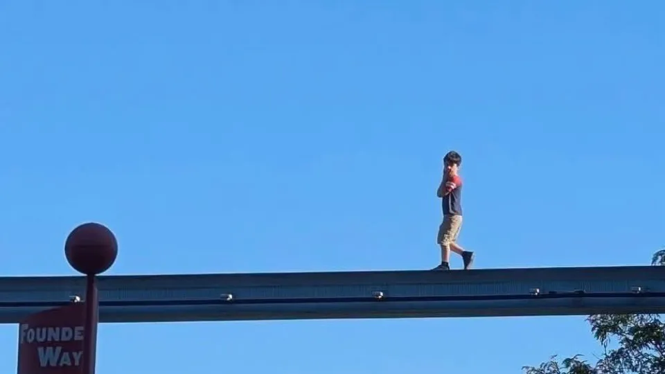 Criança se perde dos pais e é resgatada em trilho de parque dos EUA