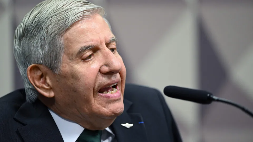 Moraes dá 5 dias para defesa de Heleno explicar diagnóstico de Alzheimer