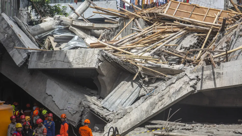 Desabamento de escola na Indonésia deixa dezenas de estudantes soterrados