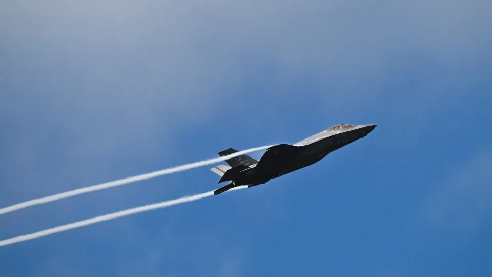 EUA enviam caças F-35 e escalam crise com Venezuela