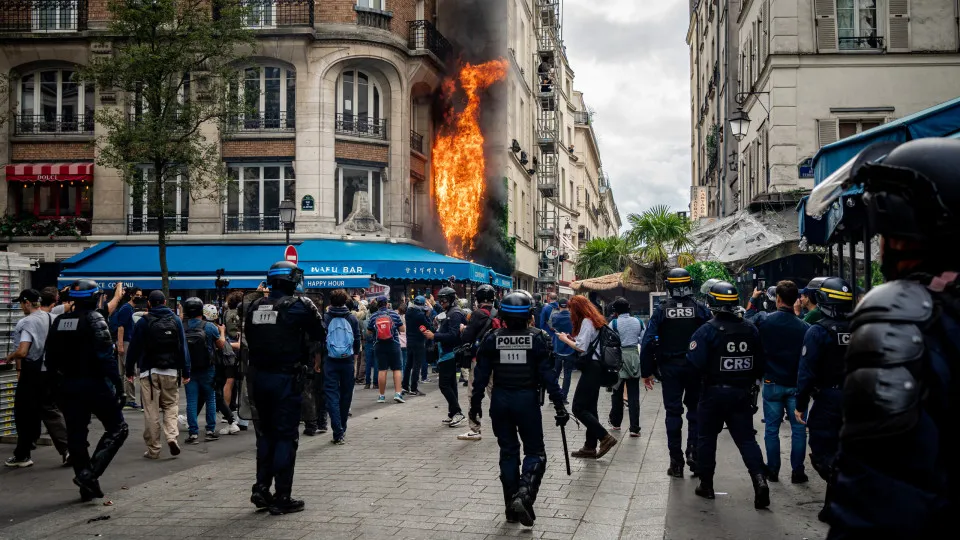 Em dia de posse de novo premiê, protestos se espalham pela França