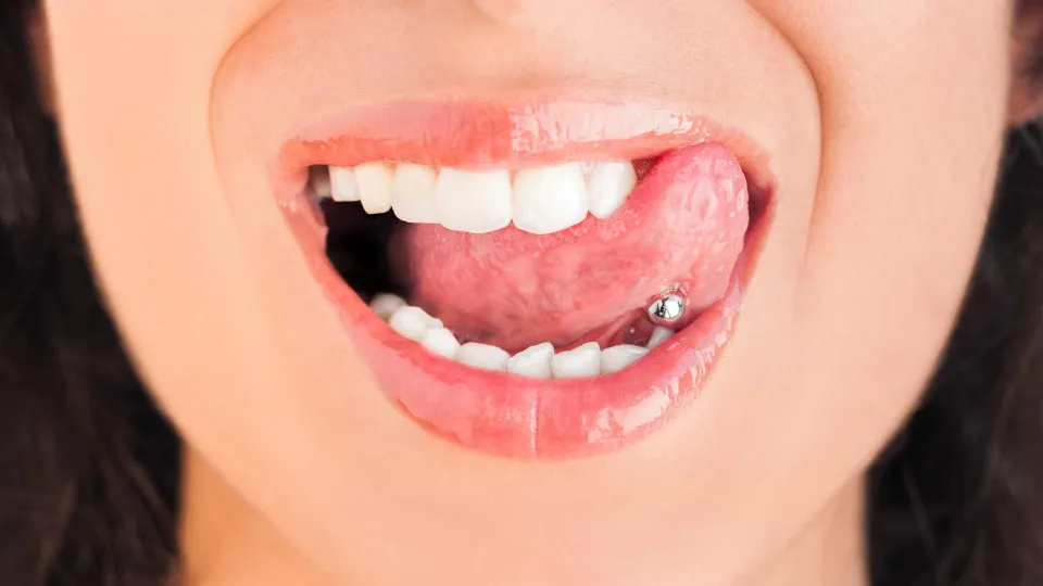 Entenda os riscos e cuidados necessários com o uso do piercing bucal Entenda os riscos e cuidados necessários com o uso do piercing bucal