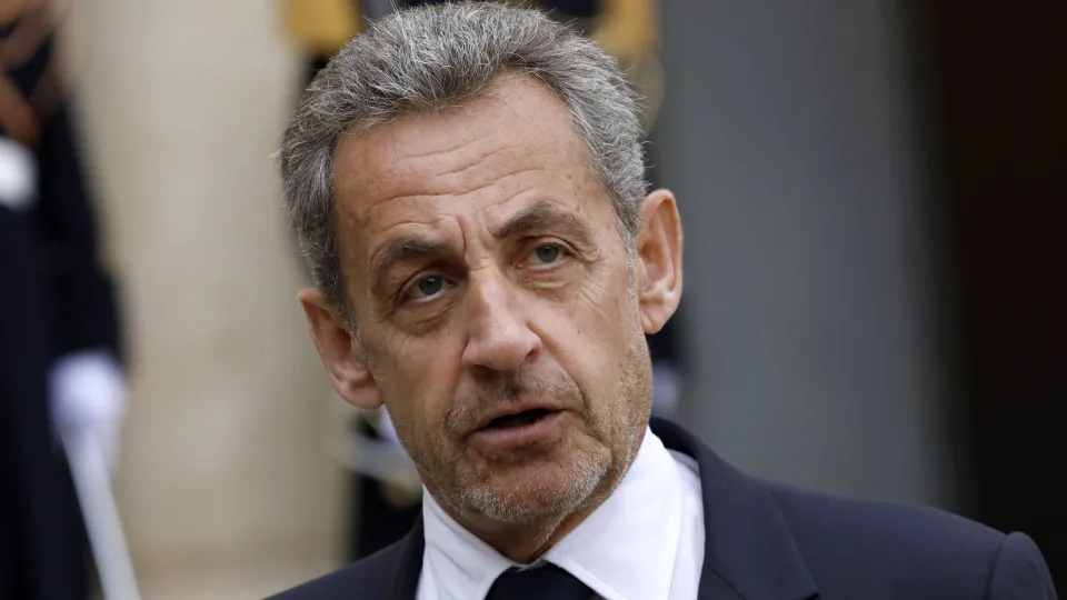 Ex-presidente francês Nicolas Sarkozy condenado a cinco anos de prisão