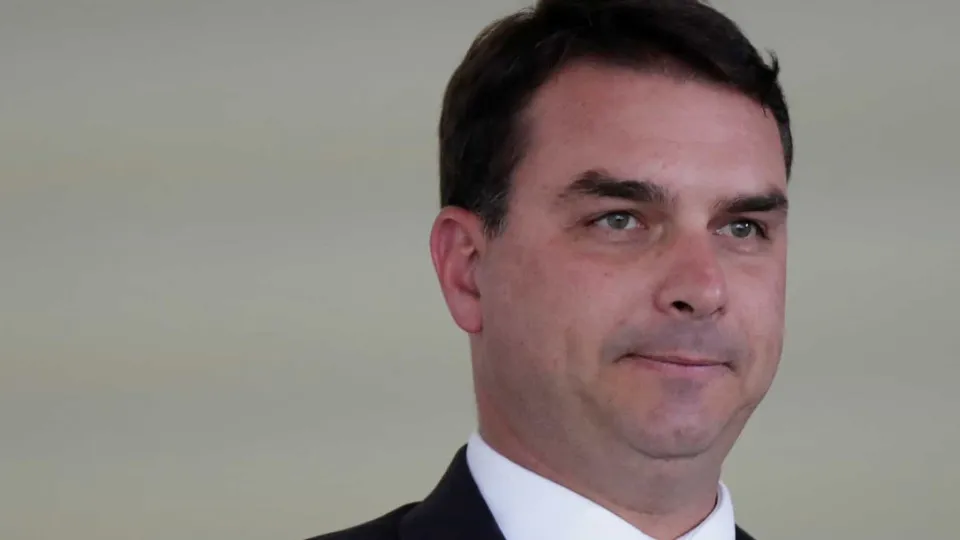 Flávio Bolsonaro critica articulação contra anistia e diz que PEC da blindagem é sobrevivência