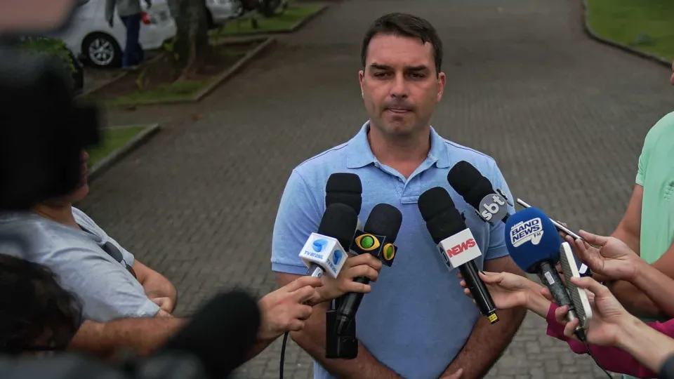 Flávio Bolsonaro diz que STF ‘entregará cabeça de Moraes na bandeja’