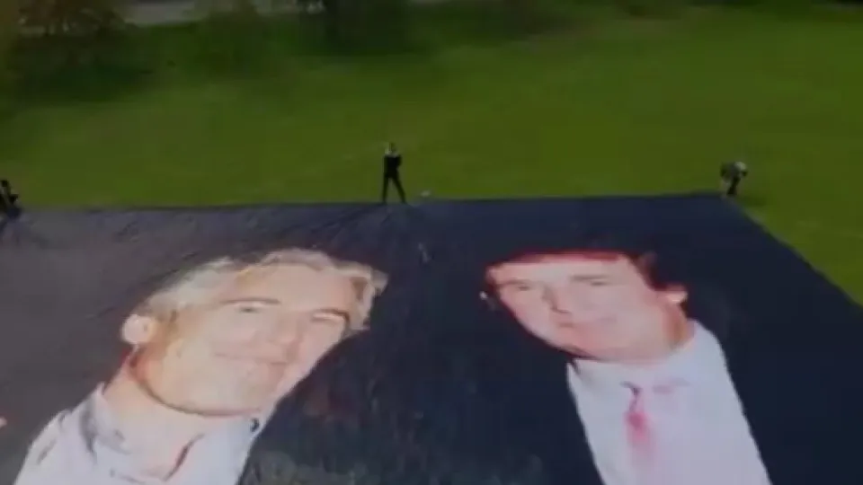 Foto gigante de Trump e Epstein é exposta em Windsor