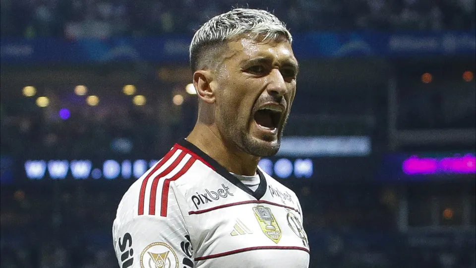 Goleiro faz de pênalti, Grêmio arranca empate e frustra festa do Flamengo Goleiro faz de pênalti, Grêmio arranca empate e frustra festa do Flamengo