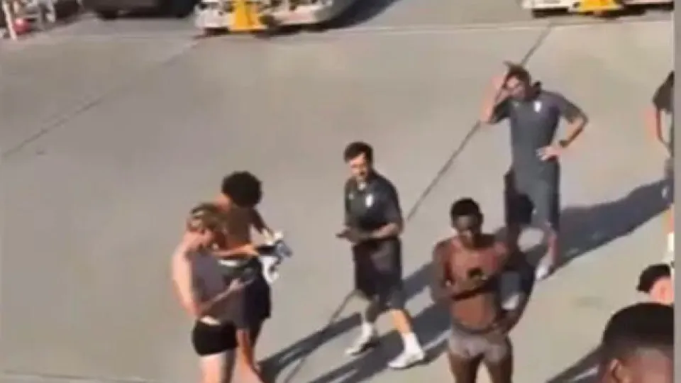Jogadores do Monaco enfrentam calor extremo e ficam de cueca em avião Jogadores do Monaco enfrentam calor extremo e ficam de cueca em avião