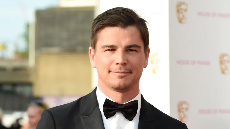 Josh Hartnett sofre acidente de carro após gravações no Canadá e é levado ao hospital