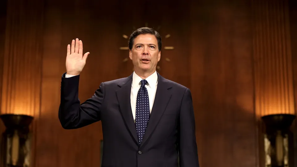 Júri indicia ex-diretor do FBI crítico a Trump após pressão do governo Júri indicia ex-diretor do FBI crítico a Trump após pressão do governo