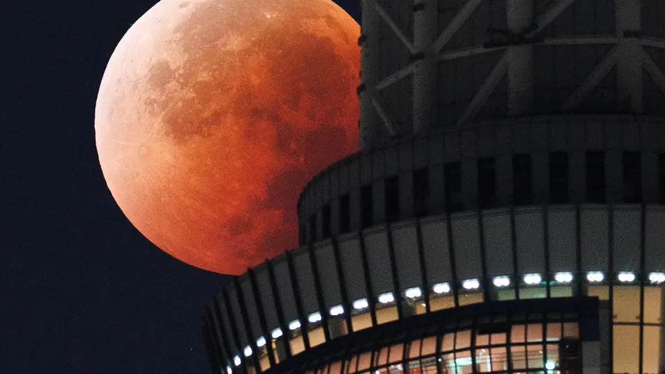 ‘Lua de Sangue’: as melhores fotografias do eclipse deste domingo