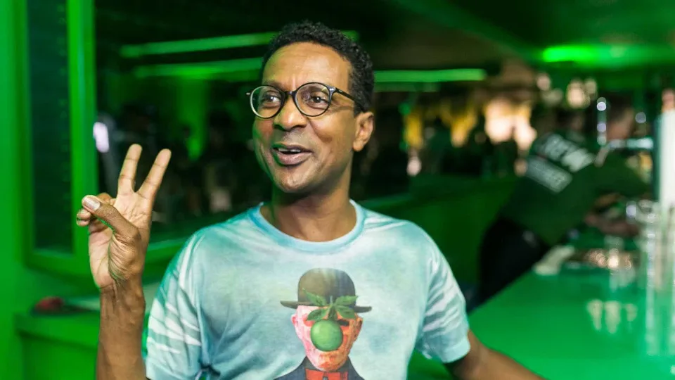 Luis Miranda chama confusão com mulher em protesto de episódio isolado