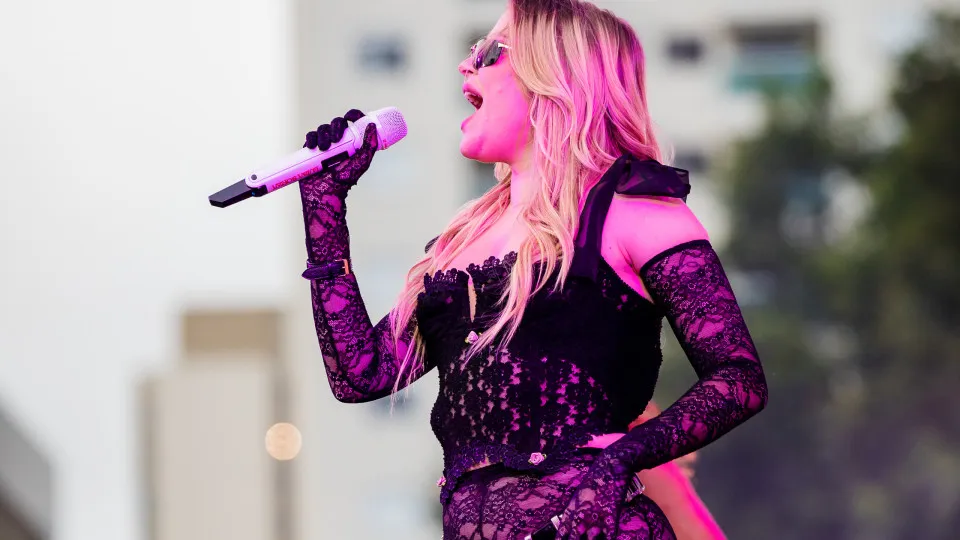 Luísa Sonza canta Felipe Dylon e RPM em show com covers para plateia pequena e apática