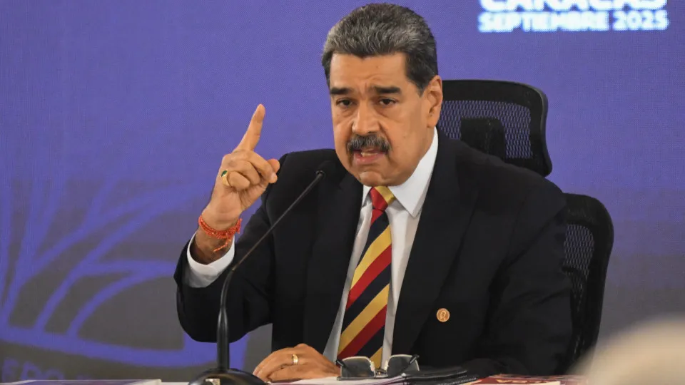 Maduro anuncia que militares treinarão com armas civis em comunidades