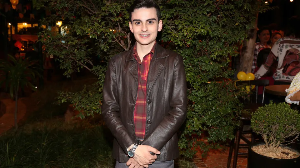 ‘Me tiraram do nada’, diz Dudu Camargo sobre demissão do SBT em A Fazenda 17