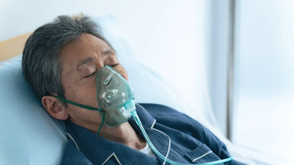 Pneumonia em idosos: conheça as causas e riscos