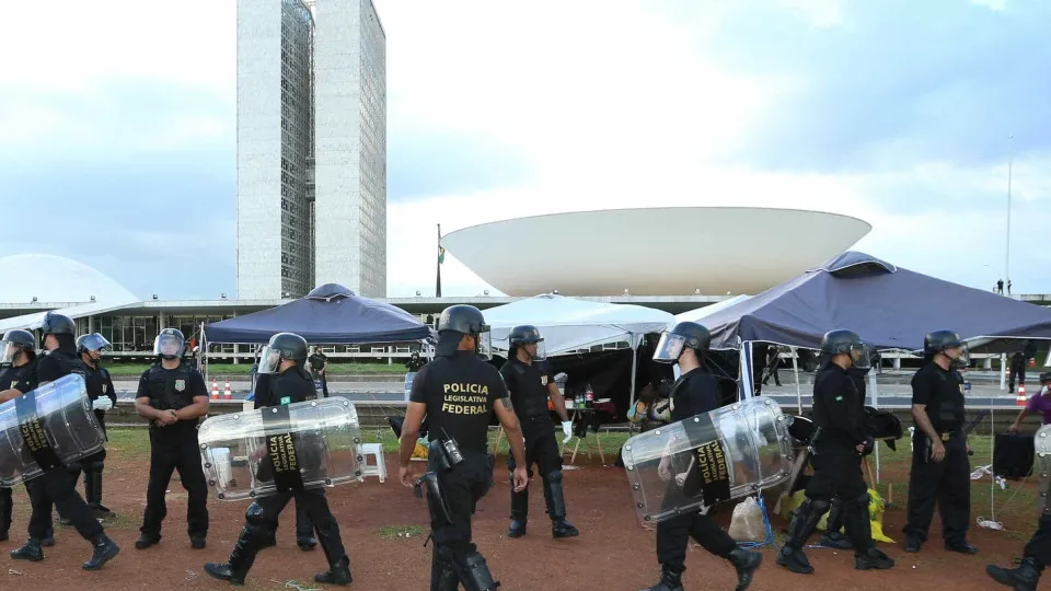 Polícia do Senado faz varredura com cão farejador e agentes usam drone no STF