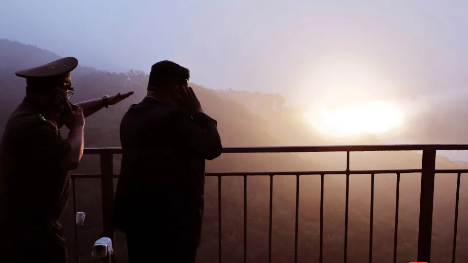 Política militar norte-coreana combinará armas nucleares e convencionais