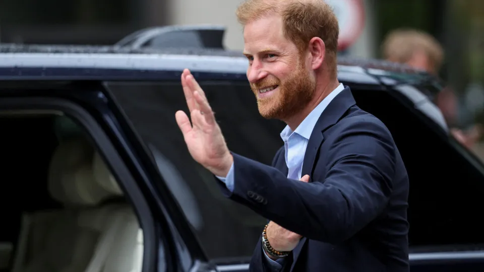 Príncipe Harry aparece de surpresa em Kiev e promete apoiar militares Príncipe Harry aparece de surpresa em Kiev e promete apoiar militares