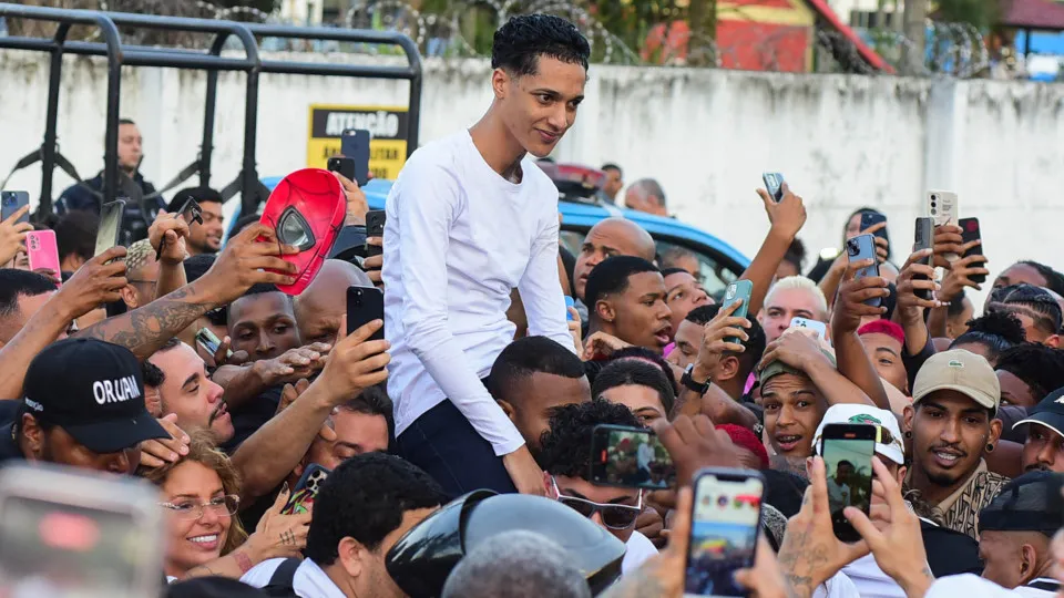 Rapper Oruam deixa a prisão no Rio após 69 dias