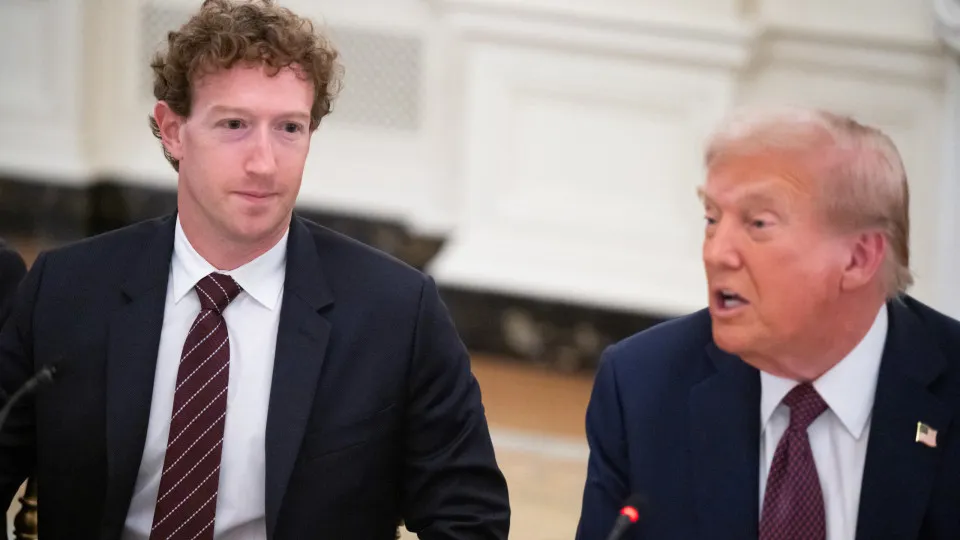 Sem perceber microfone ligado, Zuckerberg faz revelação a Trump em jantar Sem perceber microfone ligado, Zuckerberg faz revelação a Trump em jantar