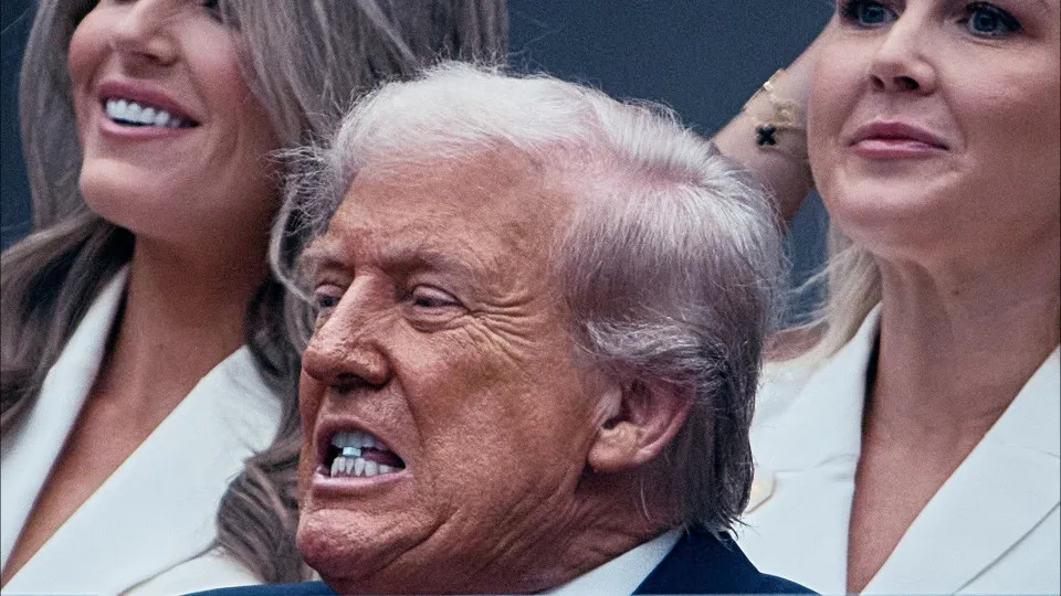Trump em nova polêmica… agora, por exibir ‘comprimido’ azul na boca
