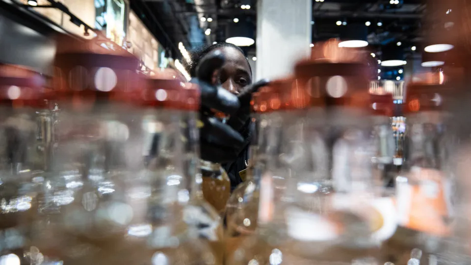 Vodcas adulteradas, inclusive com metanol, matam ao menos 25 na Rússia