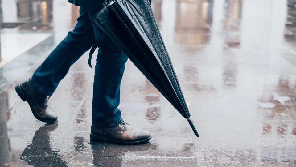 5 truques para secar sapatos molhados sem danificar o material