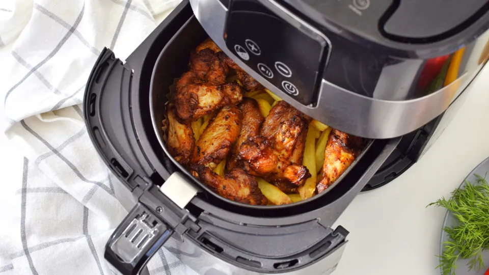 Aprenda a limpar sua air fryer com métodos simples e naturais