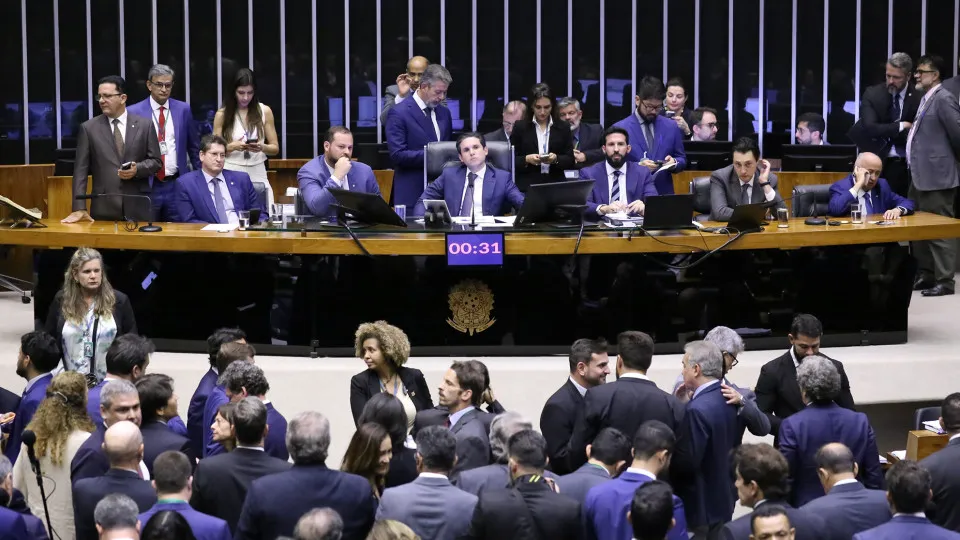 Câmara aprova retirada da MP do IOF da pauta; texto caduca