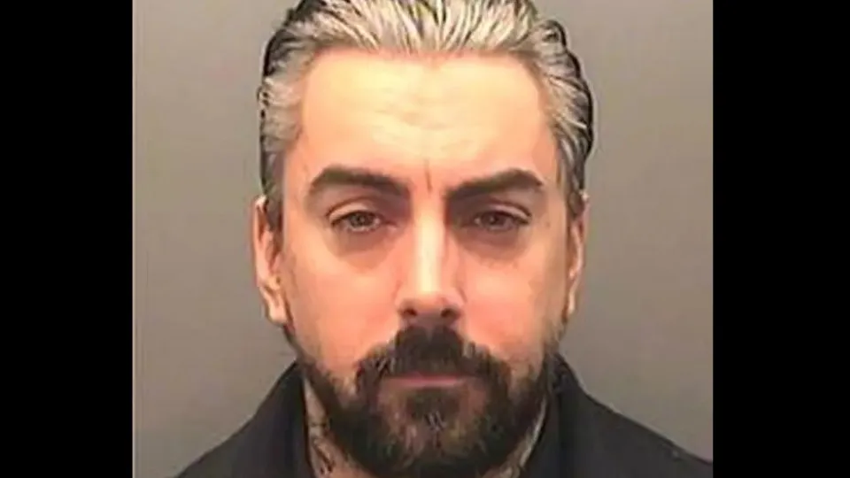 Cantor condenado por abuso sexual de menores morre esfaqueado na prisão