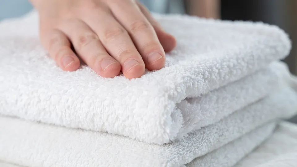 Esqueça o amaciante: método simples deixa as toalhas novas de novo