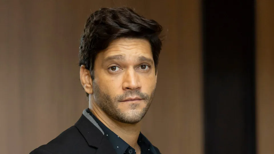 Famosos LGBTQ+ que se assumiram mais tarde na vida Famosos LGBTQ+ que se assumiram mais tarde na vida