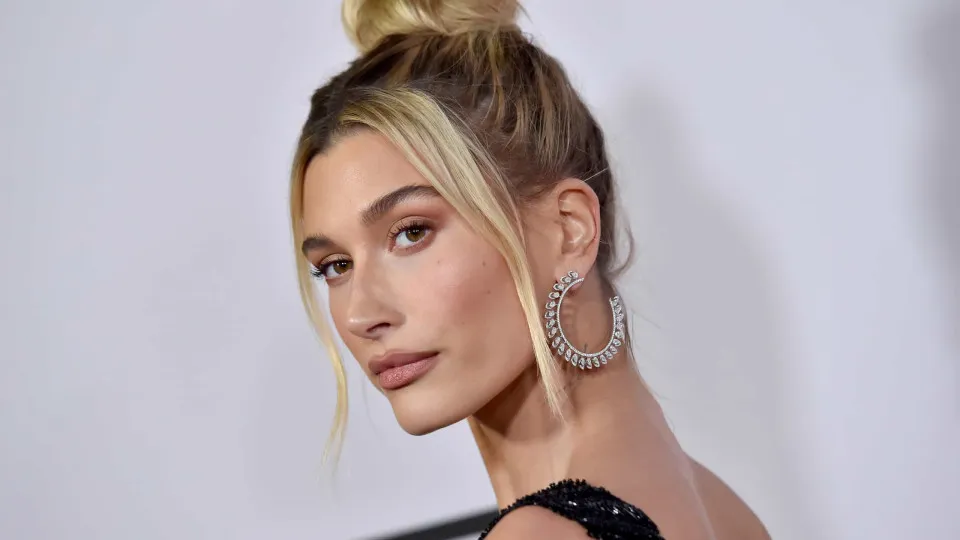 Hailey Bieber posa sensual e recebe elogios de estrelas da moda Hailey Bieber posa sensual e recebe elogios de estrelas da moda