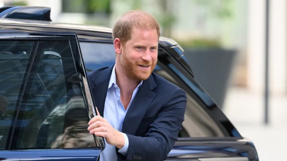 Príncipe Harry suspeita de stalker e pede reforço na segurança para voltar à Inglaterra Príncipe Harry suspeita de stalker e pede reforço na segurança para voltar à Inglaterra