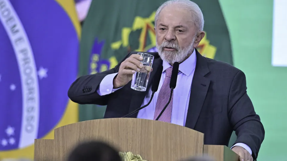 Lula volta para a defensiva com operação no Rio e sofre ataque em redes, Congresso e estados Lula volta para a defensiva com operação no Rio e sofre ataque em redes, Congresso e estados