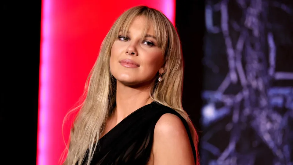 Millie Bobby Brown publica pela primeira vez foto de filha adotada com Jake Bongiovi