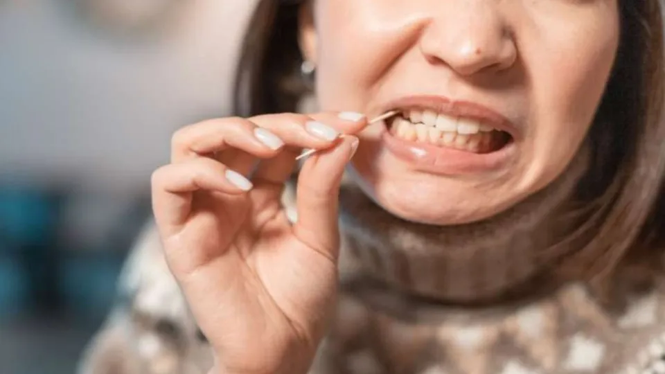 Palito de dente faz mal? Especialista alerta para os riscos à saúde bucal