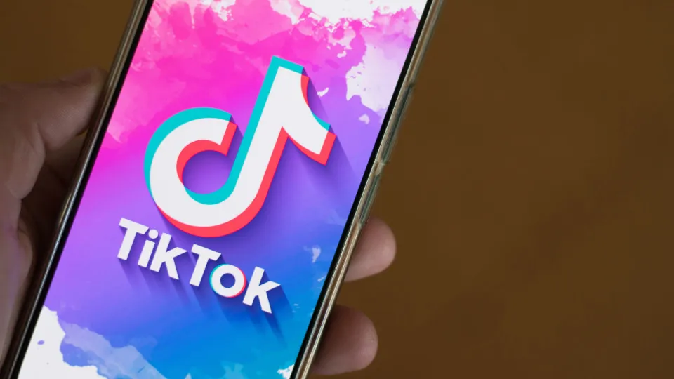 TikTok é acusado de sugerir conteúdo sexual a usuários de 13 anos TikTok é acusado de sugerir conteúdo sexual a usuários de 13 anos