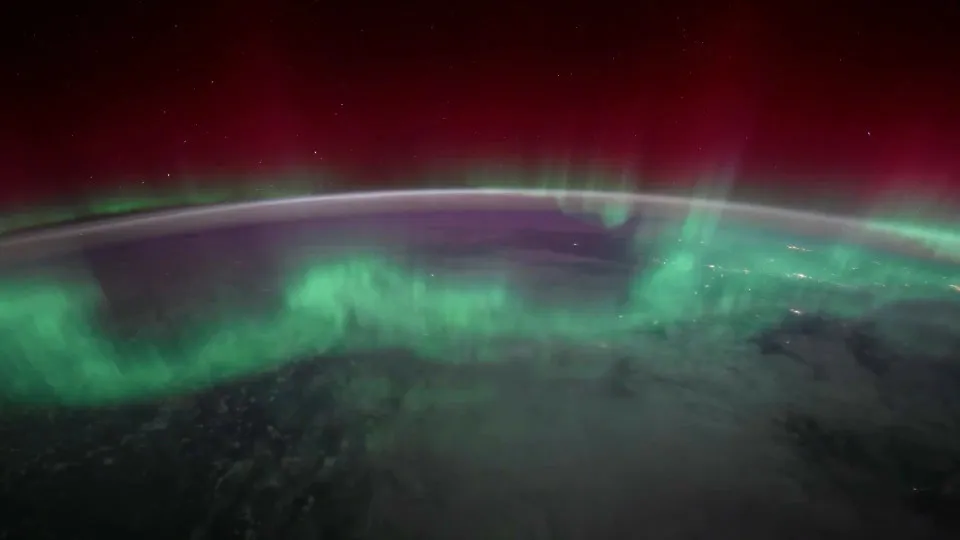 Astronauta da NASA registra aurora boreal deslumbrante vista do espaço