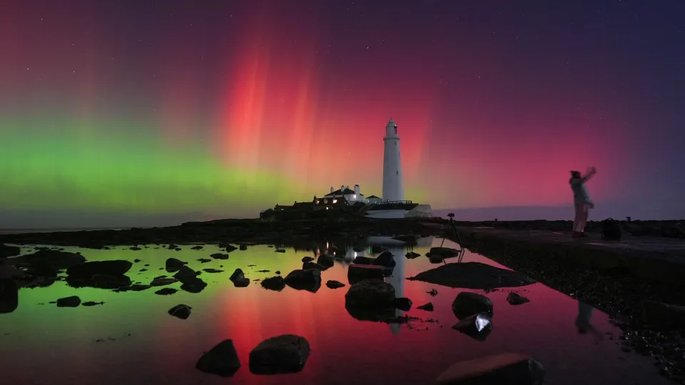 Aurora boreal ‘pinta’ céu dos EUA de verde e rosa e há imagens magníficas Aurora boreal ‘pinta’ céu dos EUA de verde e rosa e há imagens magníficas