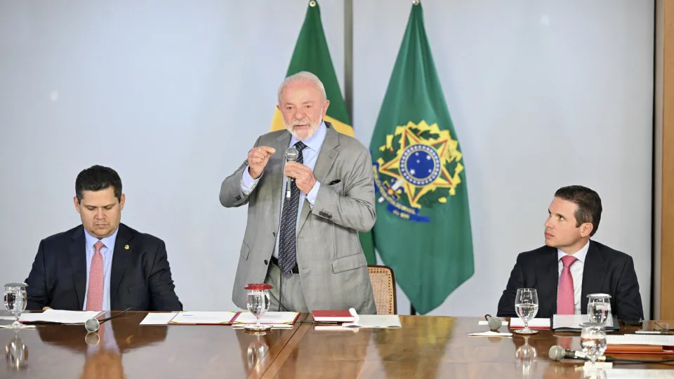 Congresso esquece Bolsonaro, escala crise com Lula e põe em risco agenda do governo