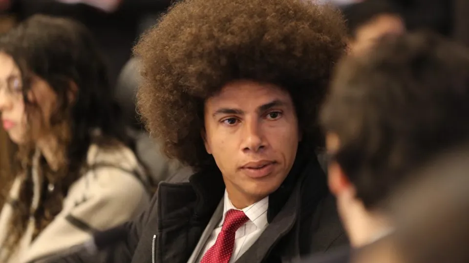 Deputado Renato Freitas é agredido e revida socos em homem em Curitiba