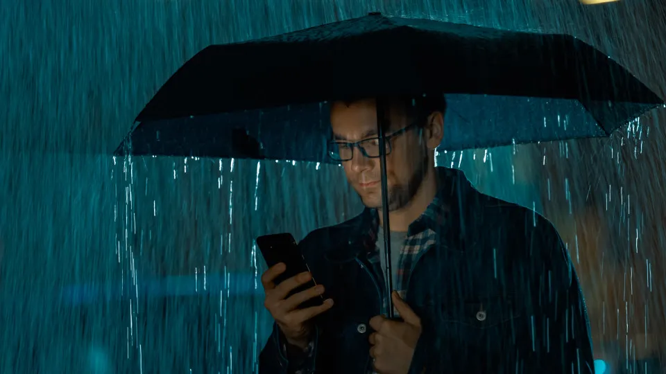 É seguro mexer no celular durante uma tempestade? Entenda