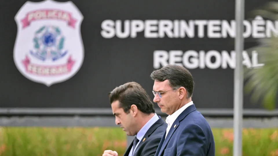 Flávio visita Bolsonaro e diz que pai fez ‘pedido direto’ a Motta e Alcolumbre por anistia